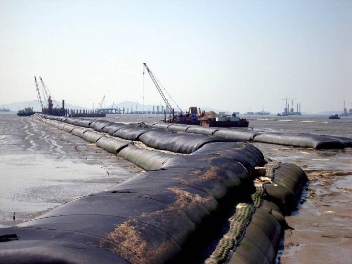 Geotextile_tubes_hyraulically_filled_with_sand
